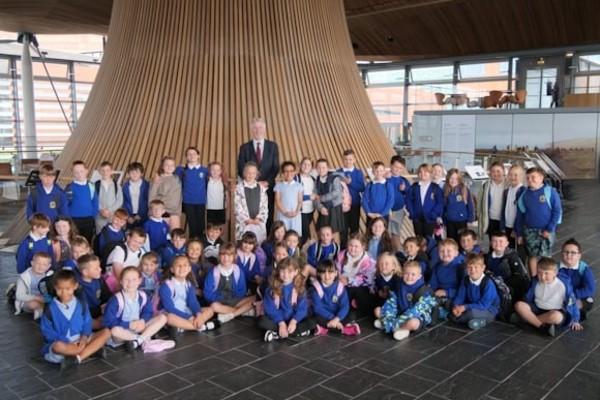 Betws schoolchildren with the Huw Irranca-Davies