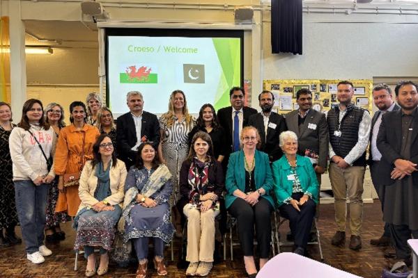 School leaders from Pakistan visit a schools in Wales.