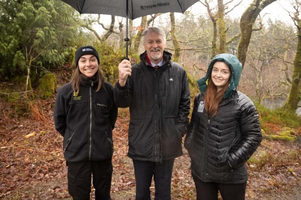 Deputy First Minister with responsibility for Climate Change Huw Irranca-Davies with apprentices.